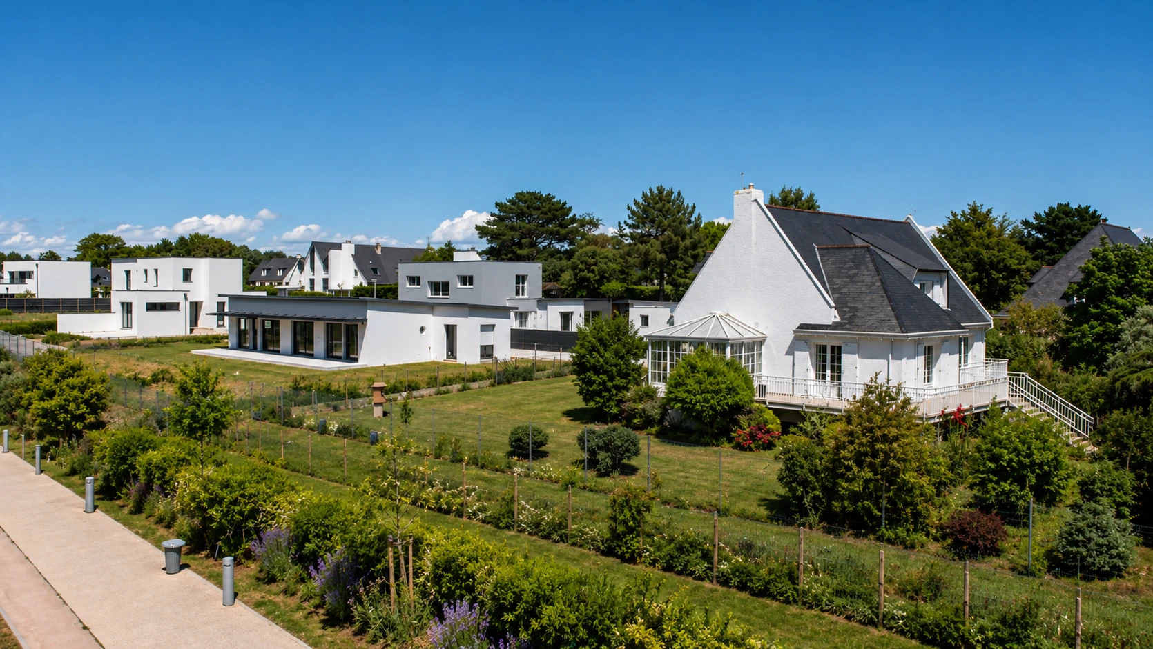 Façade résidentielle contemporaine en lumière dorée — électricité pour particuliers GME France